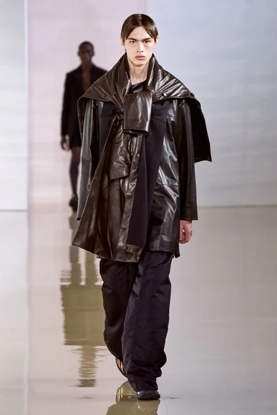 Look 16